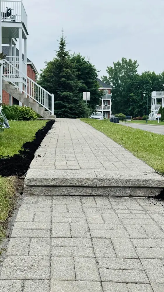 Trottoir de pavé et marche, bordures nettes