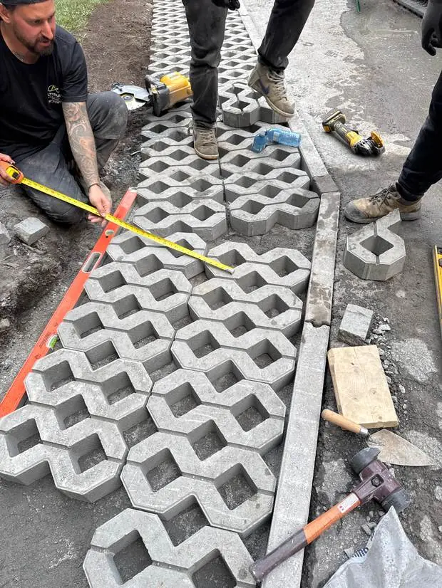 L'équipe en pose de pavé alvéolé, mesuré au niveau