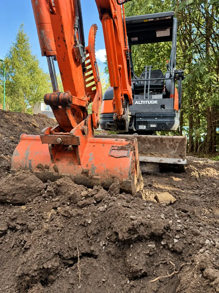 La mini-pelle Altitude en excavation