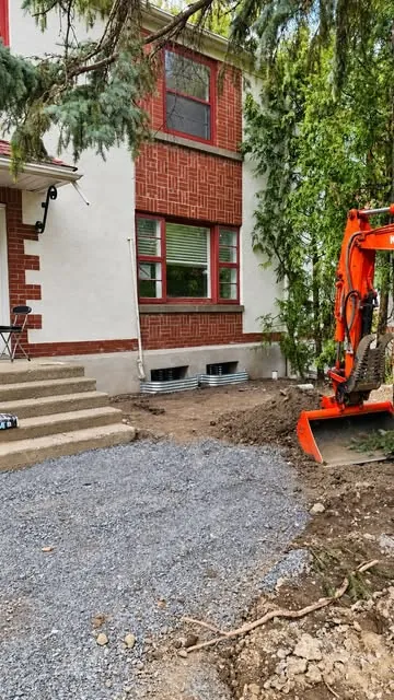 Excavation et gravier le long de la maison